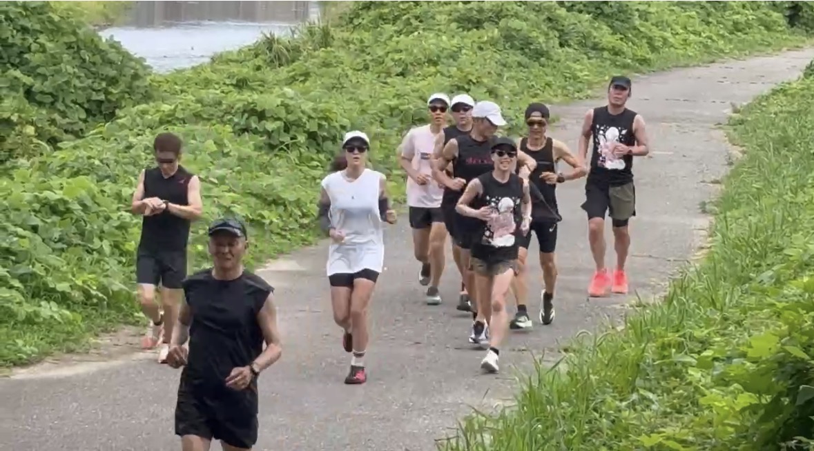 河川敷コースを集団で走る参加者たち